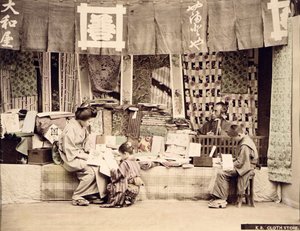 Una tienda de telas japonesa, c.1890 de Japanese Photographer